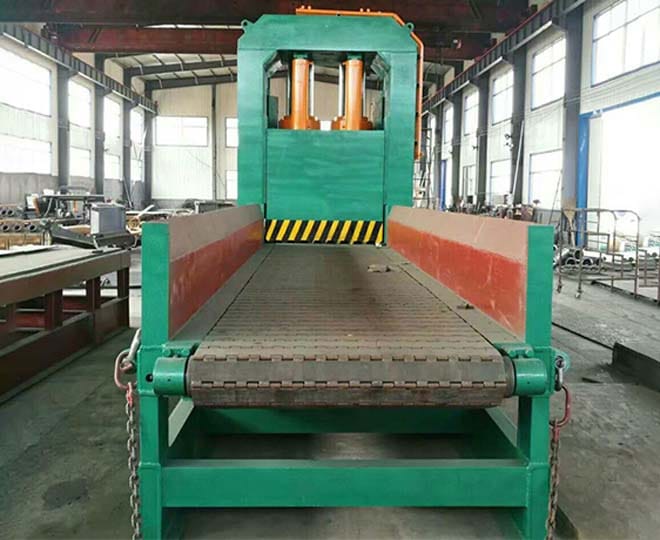 Waste metal shear with feeding conveyor
